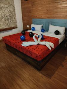 a bedroom with a bed with two swans towels at Hotel Sonno Plaza Allende in Mexico City +30 photos