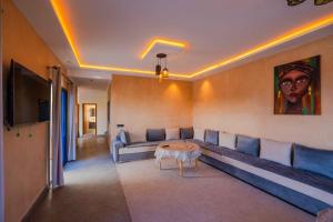 un salon avec un canapé et une table dans l'établissement Villa Tilila Mogador, à Essaouira