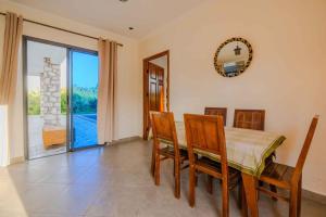 une salle à manger avec une table, des chaises et un miroir dans l'établissement Villa Tilila Mogador, à Essaouira