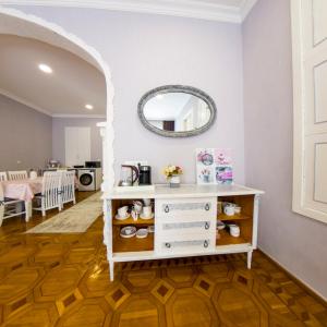 Habitación con tocador blanco y espejo. en Villa on the Hill, en Kutaisi