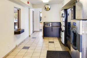 einen Flur, der zu einer Küche mit Kühlschrank führt in der Unterkunft Motel 6-Bakersfield, CA - South in Bakersfield
