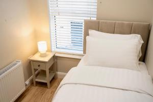 Postel nebo postele na pokoji v ubytování The Walled City Luxury Townhouse