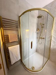 Koupelna v ubytování The Walled City Luxury Townhouse + 12 fotografií