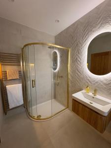 Koupelna v ubytování The Walled City Luxury Townhouse