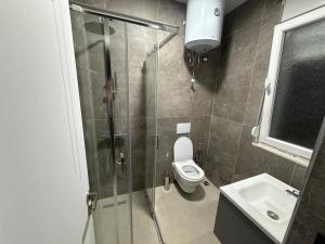シュコダルにあるCasa JVのシャワー、トイレ、洗面台を備えたバスルーム