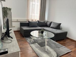 a living room with a couch and a glass table at City-Apartment Kassel Direkt im Zentrum in Kassel