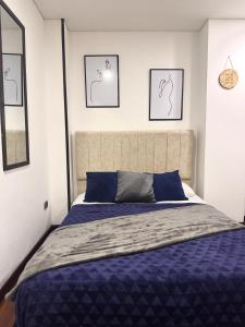 ボゴタにあるapt duplex embajada americana corferias agora g12の青い掛け布団が敷かれたベッドのある寝室 +18枚の写真