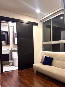 ボゴタにあるapt duplex embajada americana corferias agora g12のリビングルーム(ソファ付)、バスルーム
