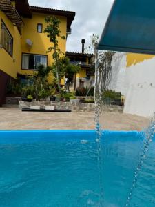 a water fountain in front of a house at CASA DA ANA E ZÉ in Governador Celso Ramos