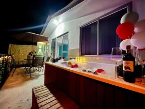 a bar with a bunch of balloons and a wine glass at Reserva La Esperanza in Vergara