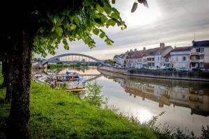 einen Fluss mit Brücke und Booten im Wasser in der Unterkunft Diane's rooms in Pont-Sainte-Maxence