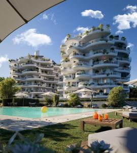 un hotel con piscina frente a un edificio en Musil Apartment, en Roma