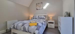Ένα ή περισσότερα κρεβάτια σε δωμάτιο στο Cosy, modern house in Leap Village