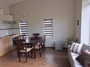 a kitchen and dining room with a table and chairs at Cabañas Horizonte Sur in Coihaique