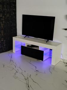 TV a/nebo společenská místnost v ubytování Sunset Sky Studio1 Gdańsk