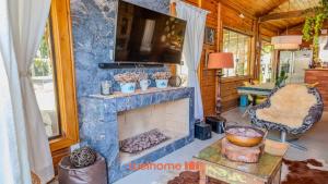 TV a/nebo společenská místnost v ubytování Chale em Santa Teresa com vista Lago e Lareira