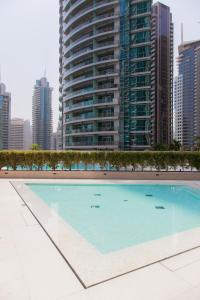 Swimmingpoolen hos eller tæt på Royal suites LIv Marina views