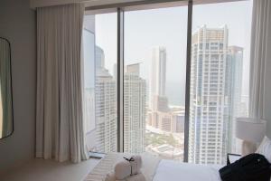 En eller flere senge i et værelse på Royal suites LIv Marina views + 42 billeder