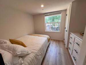 En eller flere senge i et værelse på Tiny Blanca at Yosemite Gateway