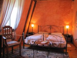 - une chambre avec un lit, deux chaises et une fenêtre dans l'établissement Hotel Alte Försterei, à Kloster Zinna