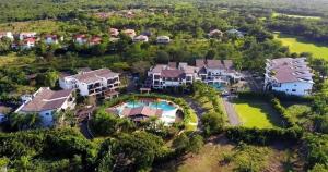 フアン・ドリオにあるApartamento confortable cerca de la playa y aeropuertoのプール付きの家の航空写真