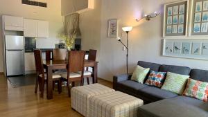 フアン・ドリオにあるApartamento confortable cerca de la playa y aeropuertoのソファとテーブルとキッチンのあるリビングルーム