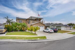 ハンティントンビーチにあるHuntington Beach Vacation Rental about 3 Mi to Dtwn!の旗の家