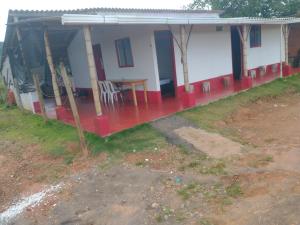 une maison avec une table devant elle dans l'établissement Casa de descansó la pradera, 