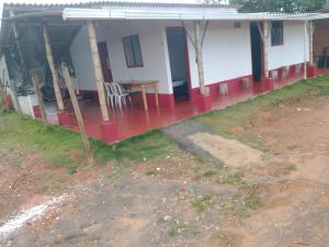 une maison avec une table et des chaises devant dans l'établissement Casa de descansó la pradera,  1 autre photo