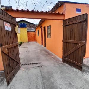an entrance to a building with two wooden doors at Refúgio da Paz - Itanhaém in Itanhaém
