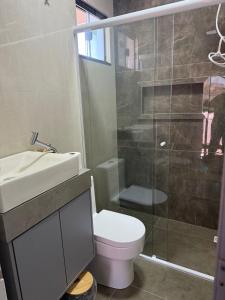 un bagno con lavandino, WC e doccia di Residencial DX a Guarapuava Altre 6 foto