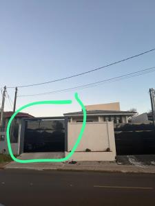 un cerchio verde appoggiato sul lato di una casa di Residencial DX a Guarapuava
