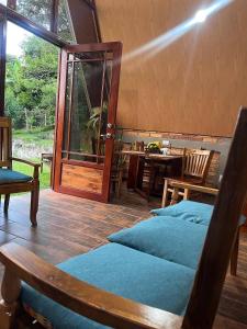 a room with two beds and a table and chairs at Cabaña del Campo in Santa Rosa de Copán