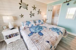1 dormitorio con 1 cama con edredón de tortuga en North Myrtle's Kings View, 2nd Floor, Great Views!, en Myrtle Beach 65 fotos más