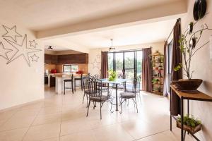 a kitchen and dining room with a table and chairs at Casa GOGA in Oaxtepec