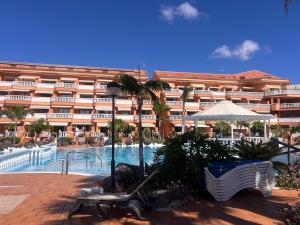 Πισίνα στο ή κοντά στο Seafront Royal Garden The View