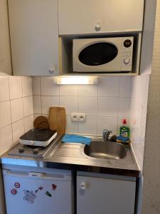Η κουζίνα ή μικρή κουζίνα στο Charming studio 10 minutes to La Défense +5 φωτογραφίες