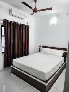 Postel nebo postele na pokoji v ubytování Chooravelil Villa, Adimali - Family Stay Near Munnar