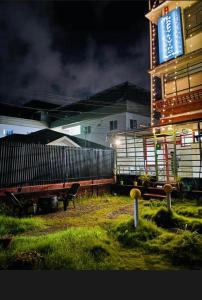 Un edificio con un cartel delante por la noche. en HL Budget Single Room, en Kannur