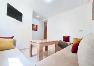 una sala de estar con una mesa y un sofá en Luxury Renovated Apartment in Agadir, en Agadir
