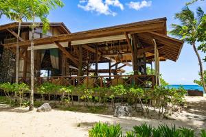 ラス・テレナスにあるBalcones Del Atlantic Beachfrontbbqの海を背景にしたビーチ沿いのリゾート