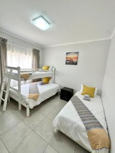 Postel nebo postele na pokoji v ubytování Coastal Escape Dream House