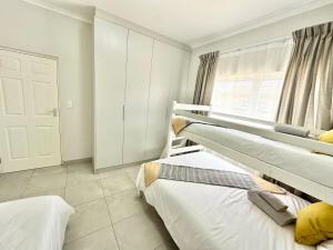 Postel nebo postele na pokoji v ubytování Coastal Escape Dream House