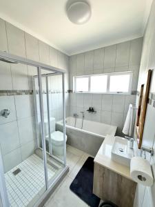 Koupelna v ubytování Coastal Escape Dream House + 21 fotografií