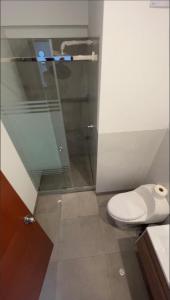 リマにあるLuxloftのトイレとガラスのシャワー付きのバスルーム
