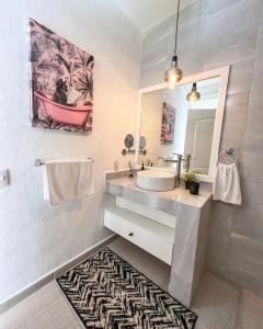 a bathroom with a sink and a mirror and a rug at Casa Veta Corona Tlalpujahua in Tlalpujahua de Rayón +16 photos