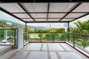 una vista dal balcone di una casa di The Golden Palm Residence - Kathu - 10 min to Patong Beach a Ban Thung Thong