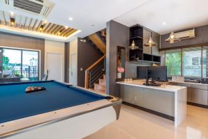 un tavolo da biliardo in una stanza con cucina di The Golden Palm Residence - Kathu - 10 min to Patong Beach a Ban Thung Thong