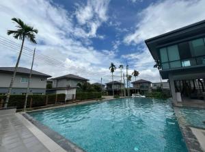 una grande piscina di fronte a un edificio di The Golden Palm Residence - Kathu - 10 min to Patong Beach a Ban Thung Thong