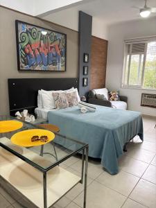 a living room with a bed and a couch at Copacabana - Praia e vista das montanhas in Rio de Janeiro